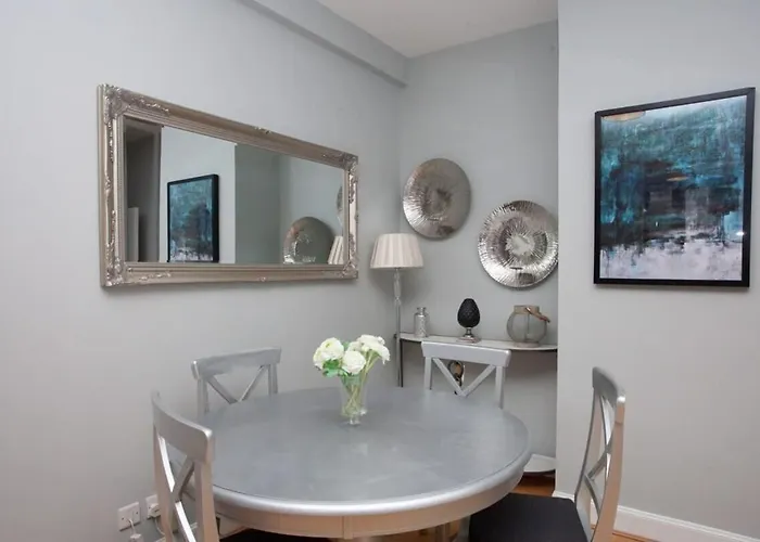 Modern And Refurbished Flat In Merchant Nyaraló *