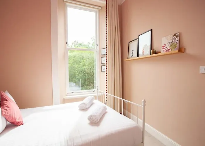 Bright Spacious 3 Bed Flat * Glasgow