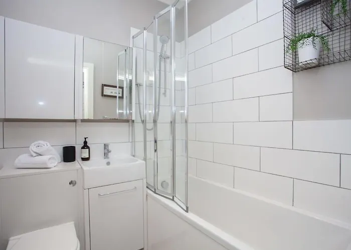 Apartment Bright Spacious 3 Bed Flat *