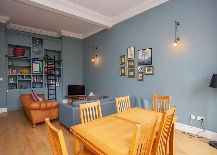 Bright Spacious 3 Bed Flat Glasgow