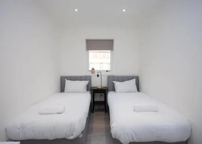 Bright Flat With Balcony And Free Parking *