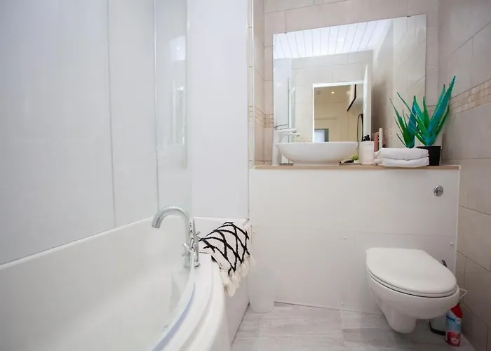 Bright Flat With Balcony And Free Parking * グラスゴー