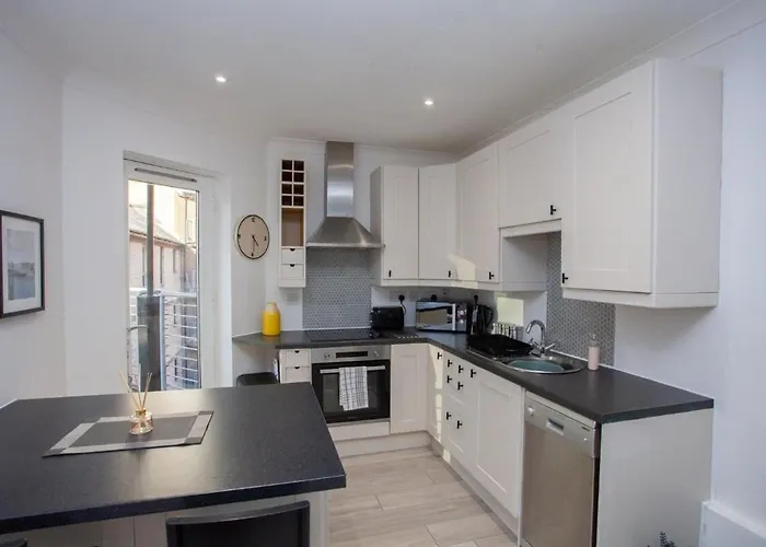 Bright Flat With Balcony And Free Parking * Glasgow