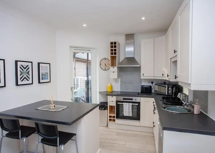 Bright Flat With Balcony And Free Parking * グラスゴー