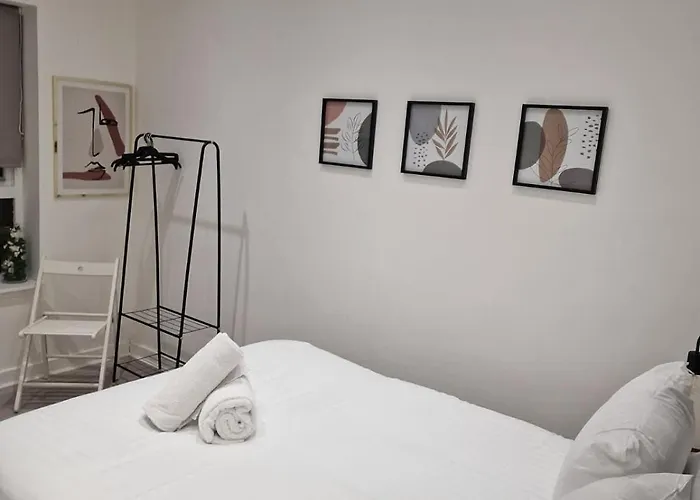 アパート Bright Flat With Balcony And Free Parking グラスゴー