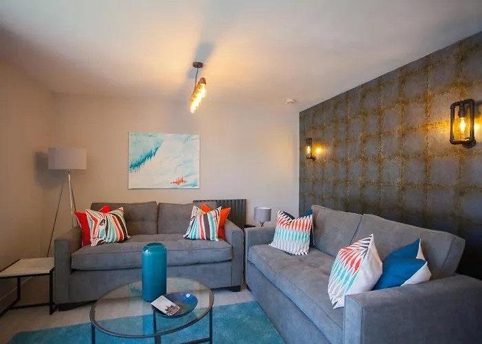 Beautiful West End Flat With Private Parking *