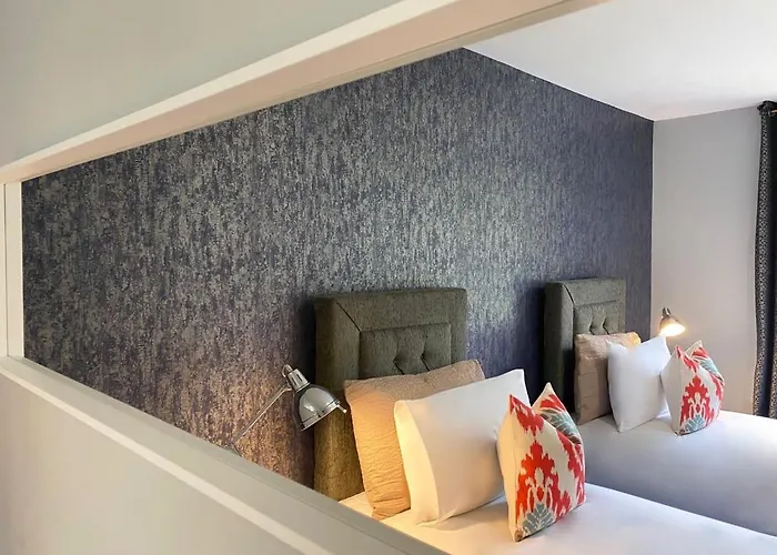 Beautiful West End Flat With Private Parking