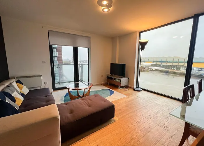 Riverside Retreat With Spectacular Views Appartement *