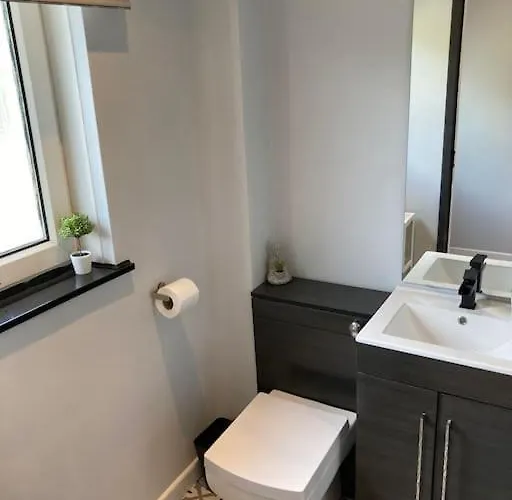 Rustic Floor West End Pad With Balcony, Parking Next To Byers Road, Aston Lane, Uni Glasgow