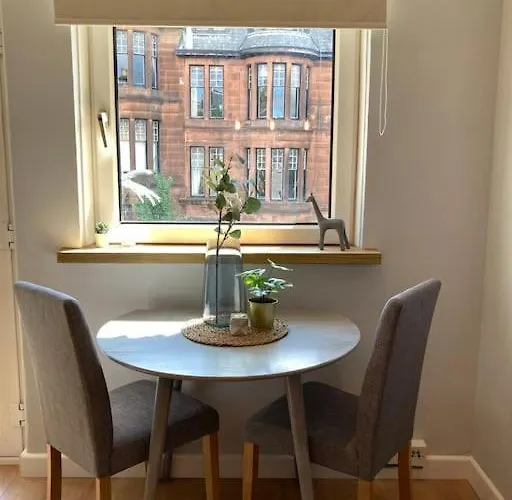 Rustic Floor West End Pad With Balcony, Parking Next To Byers Road, Aston Lane, Uni *