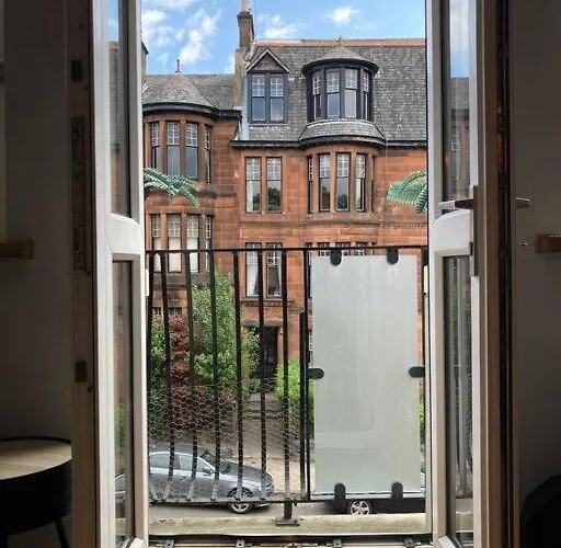 Rustic Floor West End Pad With Balcony, Parking Next To Byers Road, Aston Lane, Uni *