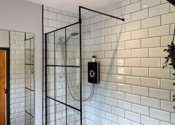 Rustic Floor West End Pad With Balcony, Parking Next To Byers Road, Aston Lane, Uni Appartement *