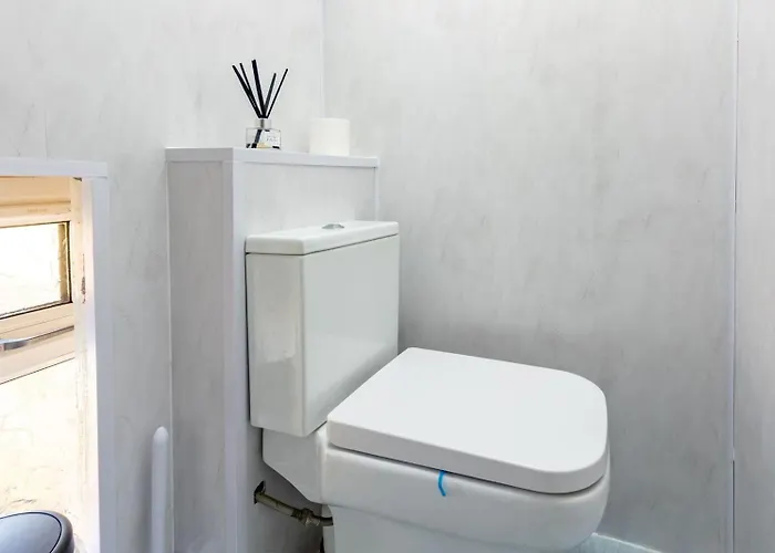 Дом отдыха Spacious 3 Bedroom In - Free Parking