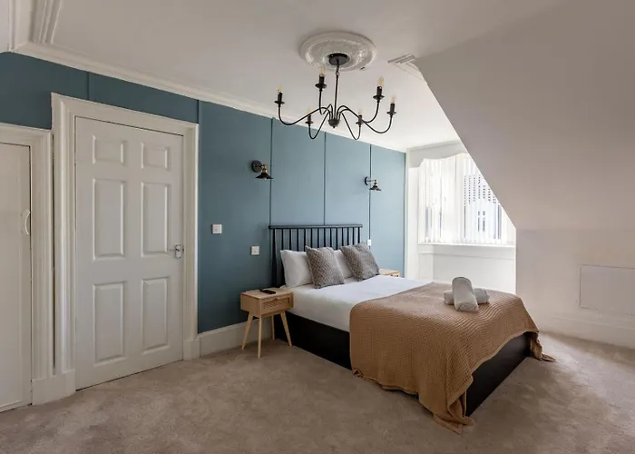 Spacious 3 Bedroom In - Free Parking