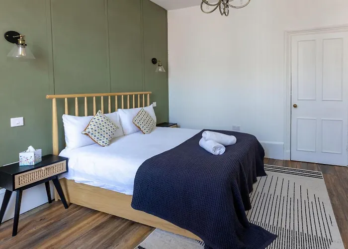 Spacious 3 Bedroom In - Free Parking Глазго