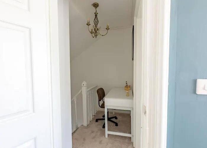 Holiday home Spacious 3 Bedroom In - Free Parking