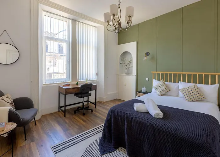 Spacious 3 Bedroom In - Free Parking Glasgow