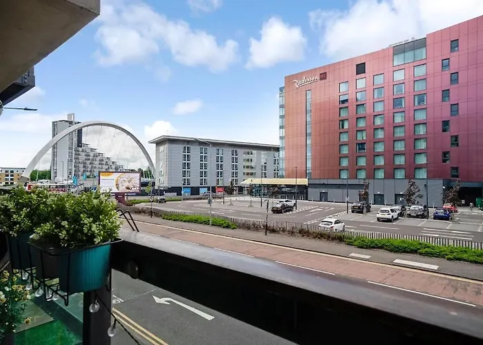 Luxury Huge Modern Open Plan 2bedroom Flat - Free Private Parking & Balcony Located At The Ovo Hydro And Sec Centre