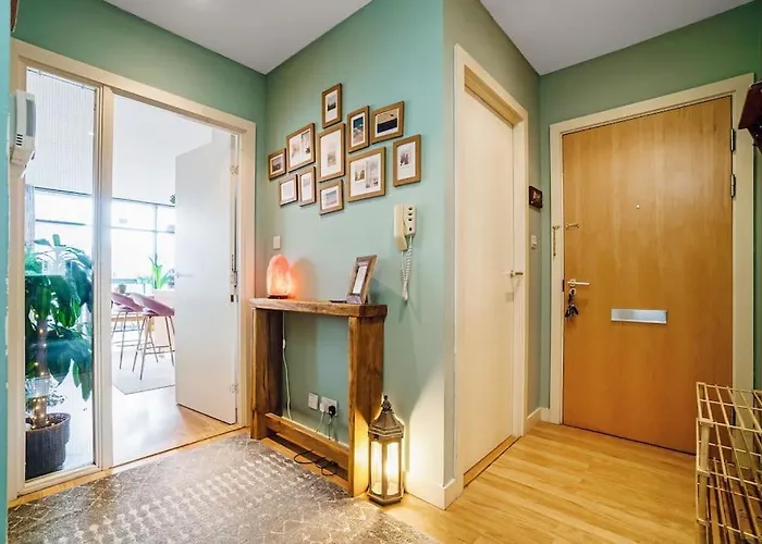 Luxury Huge Modern Open Plan 2bedroom Flat - Free Private Parking & Balcony Located At The Ovo Hydro And Sec Centre