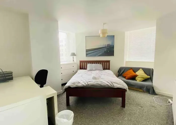 2 Bedroom Modern Stylish In Centre Glasgow