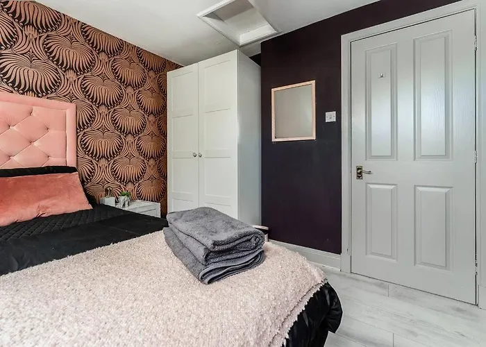The Rose- Stylish Penthouse 2 Bed Centre With Free Parking & Lift Glasgow