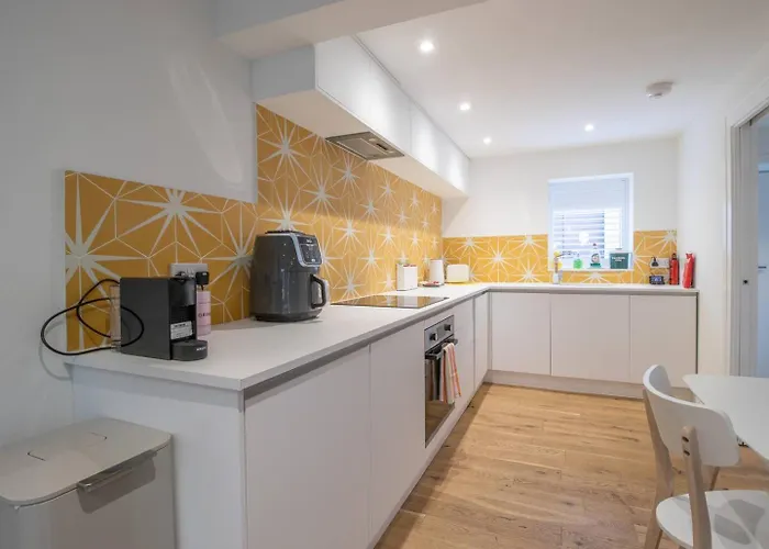 Stylish West End Detached Mews - Pass The Keys Dom wakacyjny