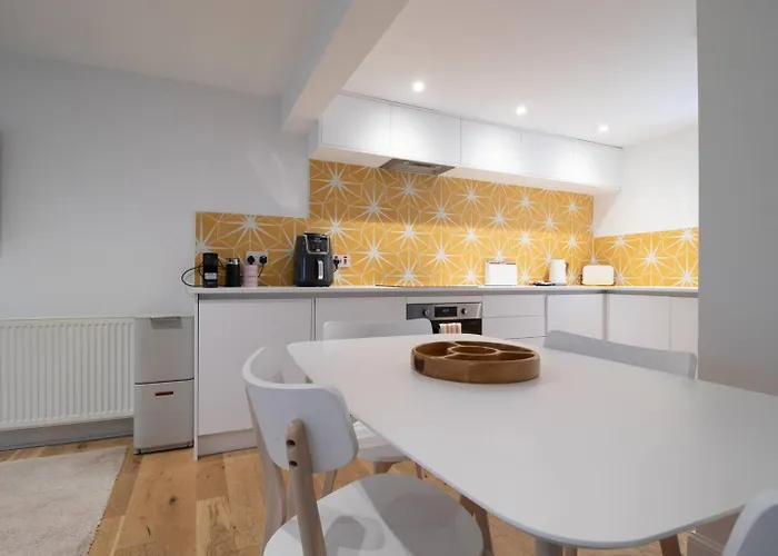 Stylish West End Detached Mews - Pass The Keys Glasgow