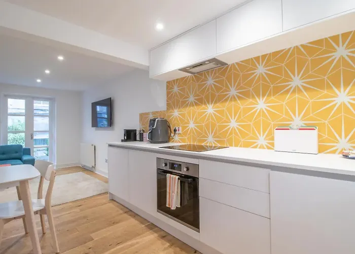 Dom wakacyjny Stylish West End Detached Mews - Pass The Keys