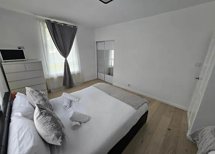 Lovely House With Private Parking! Glasgow! *