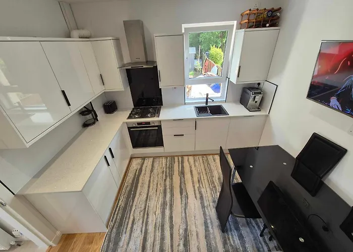 Semesterbostad Lovely House With Private Parking! Glasgow!