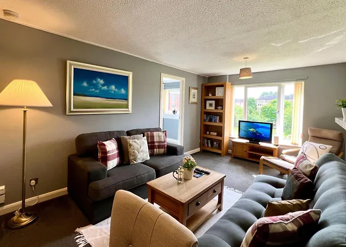 Spacious 2 Bed-flat In - Free Parking *