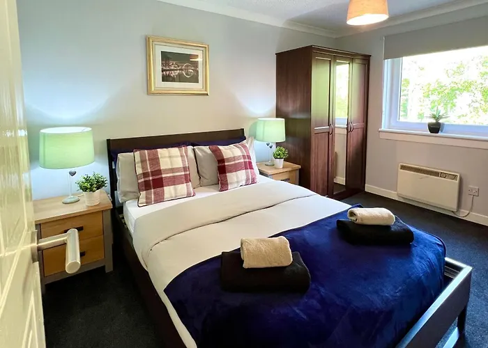 Spacious 2 Bed-flat In - Free Parking * Glasgow