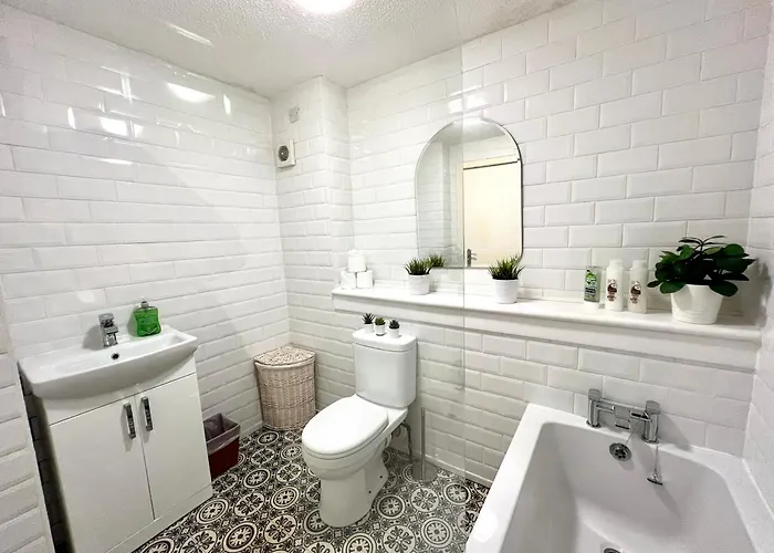 Spacious 2 Bed-flat In - Free Parking