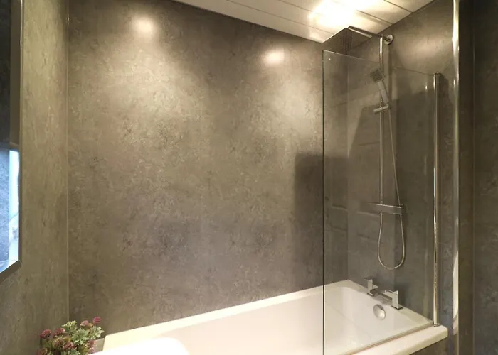 Signature - Glen Lee House Apartment