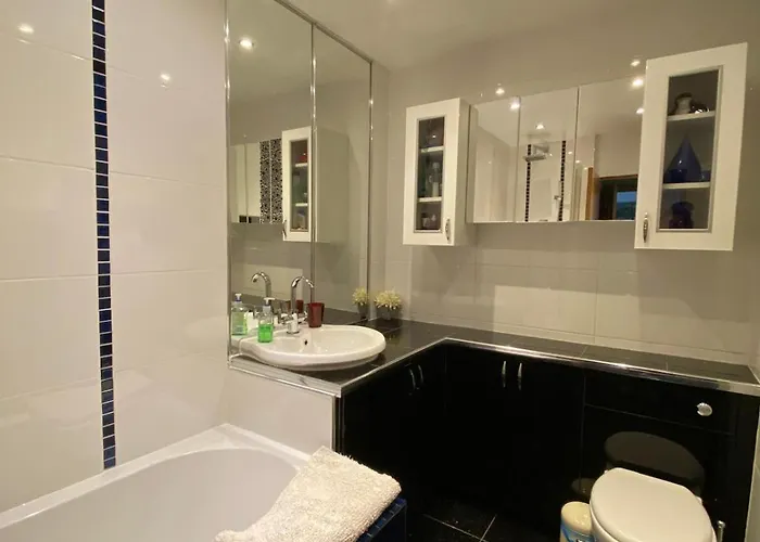 Stunning 3 Bedroom House With 2 Bathrooms *