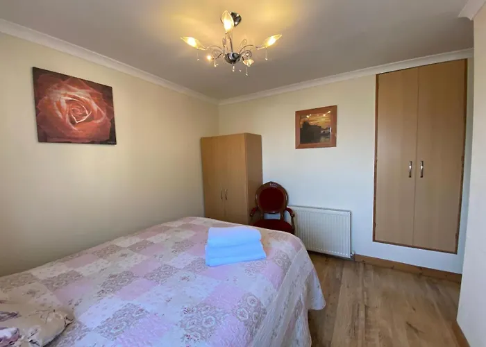 Stunning 3 Bedroom House With 2 Bathrooms * גלאזגו