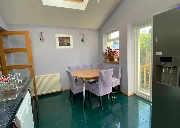 Stunning 3 Bedroom House With 2 Bathrooms גלאזגו