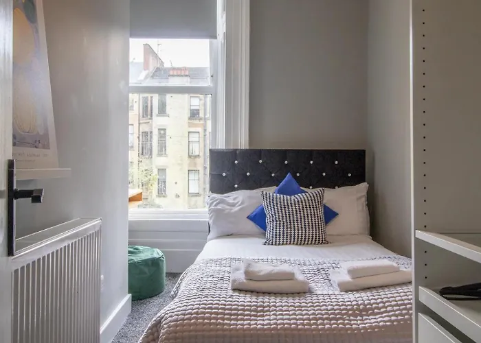 West End Cosy Pop Of Colour - Pass The Keys *