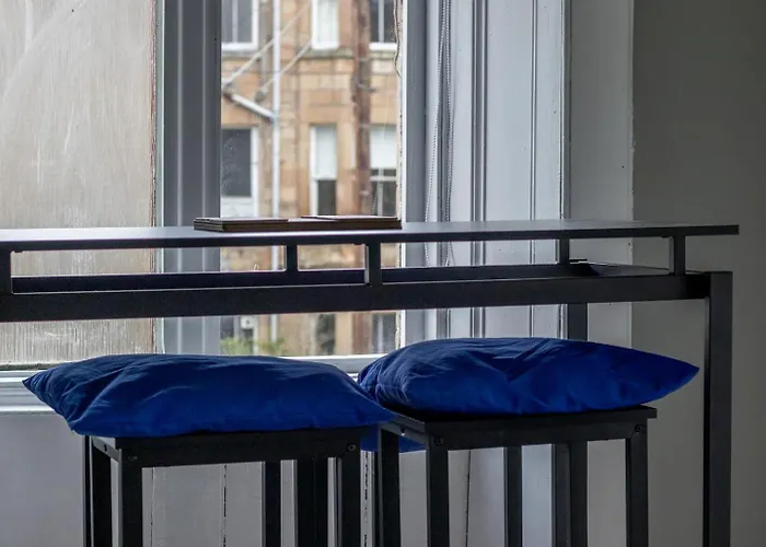 Apartment West End Cosy Pop Of Colour - Pass The Keys