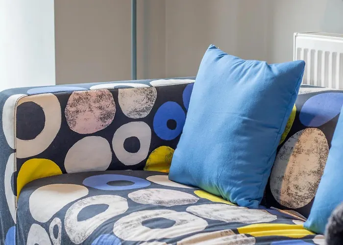 West End Cosy Pop Of Colour - Pass The Keys Apartment