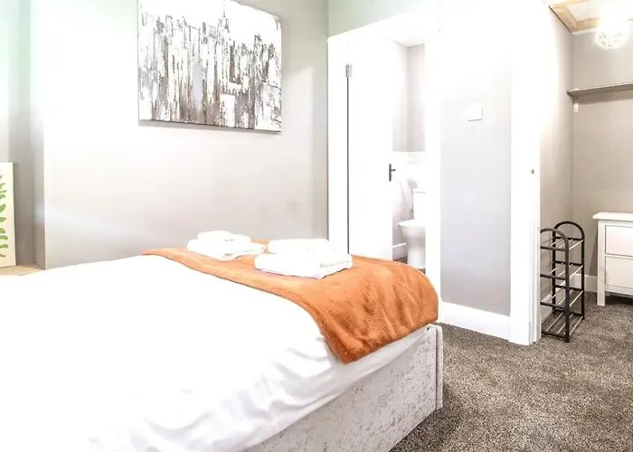 Private Garden West End With Parking - Pass The Keys