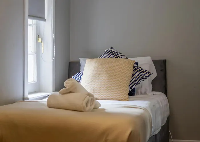 Private Garden West End With Parking - Pass The Keys Appartement *