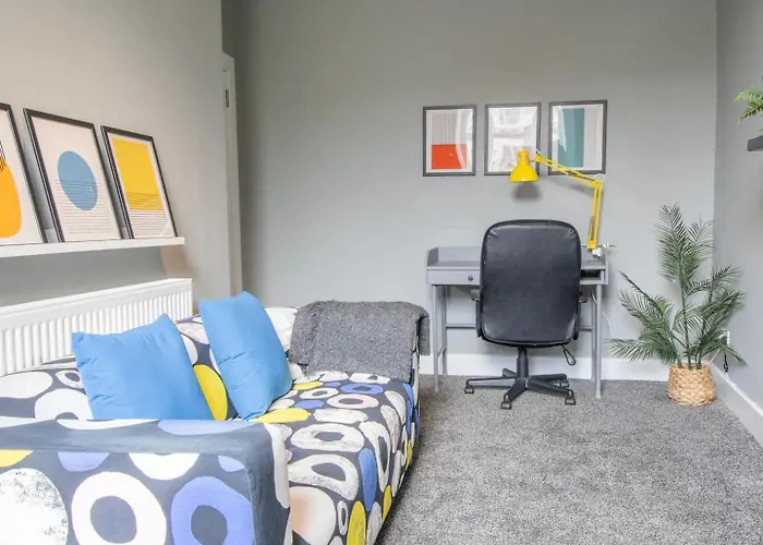 West End Cosy Pop Of Colour - Pass The Keys