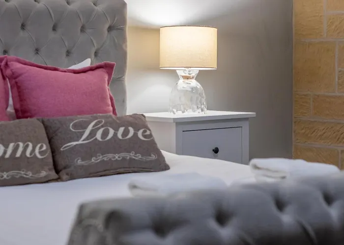 Private Garden West End With Parking - Pass The Keys *