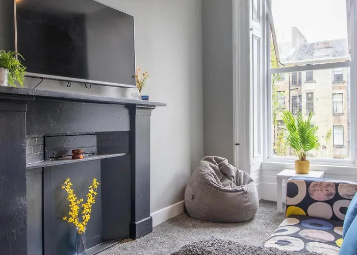 Apartment West End Cosy Pop Of Colour - Pass The Keys