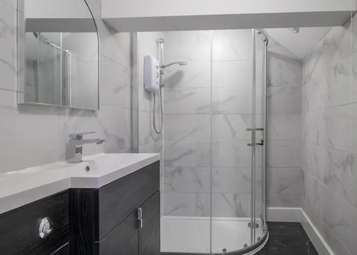 Appartement Private Garden West End With Parking - Pass The Keys *