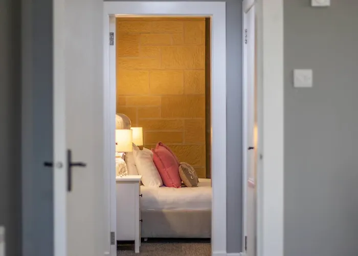 Private Garden West End With Parking - Pass The Keys