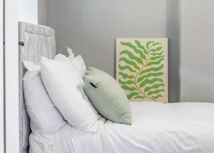 Private Garden West End With Parking - Pass The Keys Lägenhet