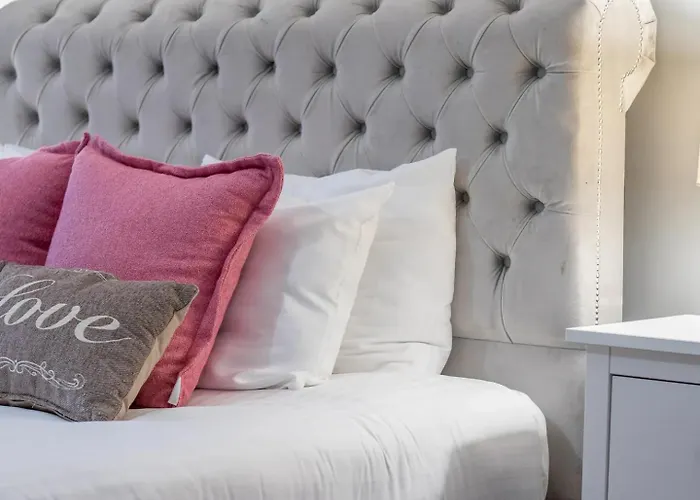 Private Garden West End With Parking - Pass The Keys Appartamento