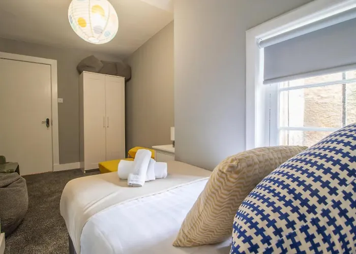 Private Garden West End With Parking - Pass The Keys Appartement